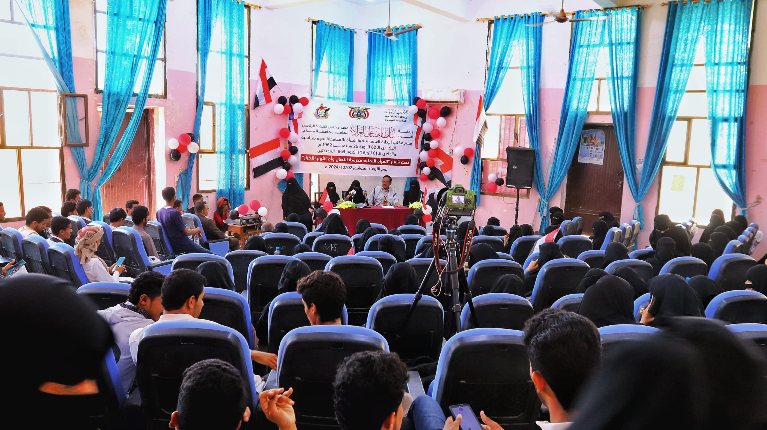 A seminar in Marib emphasizes the active role of women in achieving the September 26 and October 14 revolutions.