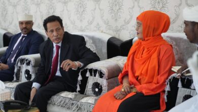 Governor of Al-Mahra meets with Somali Parliament Vice President Saadia Nimer in Al-Ghaydah.