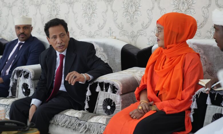 Governor of Al-Mahra meets with Somali Parliament Vice President Saadia Nimer in Al-Ghaydah.