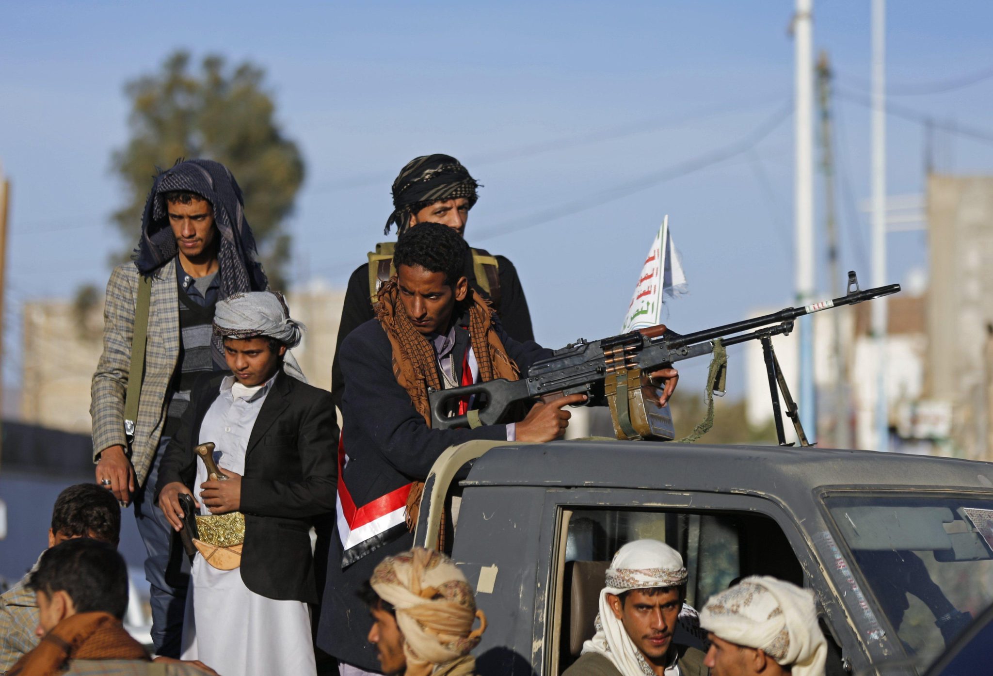 Houthi militia shuts down a commercial market linked to Al-Shabab Club in Ibb, paving the way for land confiscation.