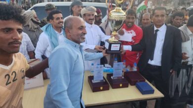 The Governor of Shabwa awards the Marakhah Al-Sufla youth team the trophy for the Third Division Clubs Championship.