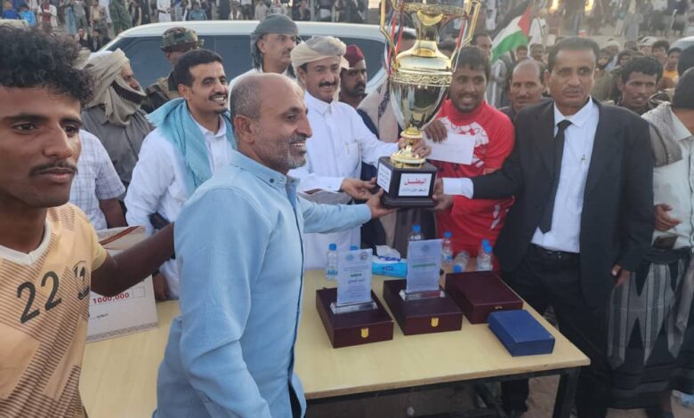 The Governor of Shabwa awards the Marakhah Al-Sufla youth team the trophy for the Third Division Clubs Championship.