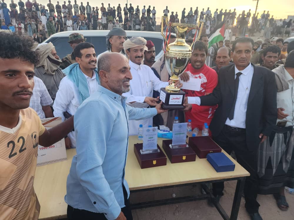 The Governor of Shabwa awards the Marakhah Al-Sufla youth team the trophy for the Third Division Clubs Championship.