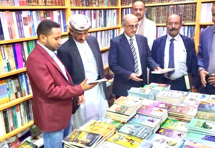 The Governor of Shabwa inaugurates the fifth book fair in the province, promoting literature and culture in the region.