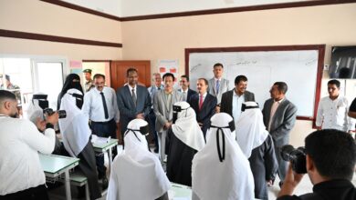 The Minister of Information and the Governor of Al-Mahrah inspected the dialysis center and Al-Dhahriah Secondary School for Girls in Al-Ghaydah.