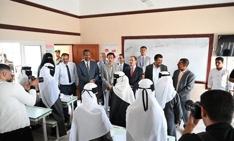 The Minister of Information and the Governor of Al-Mahrah inspected the dialysis center and Al-Dhahriah Secondary School for Girls in Al-Ghaydah.