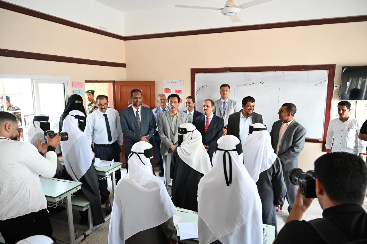 The Minister of Information and the Governor of Al-Mahrah inspected the dialysis center and Al-Dhahriah Secondary School for Girls in Al-Ghaydah.