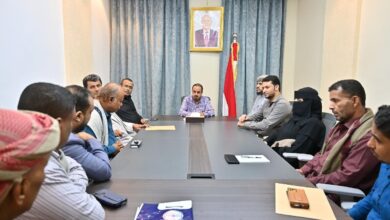 The Minister of Information meets with journalists in Al-Mahra, urging support for local government efforts.