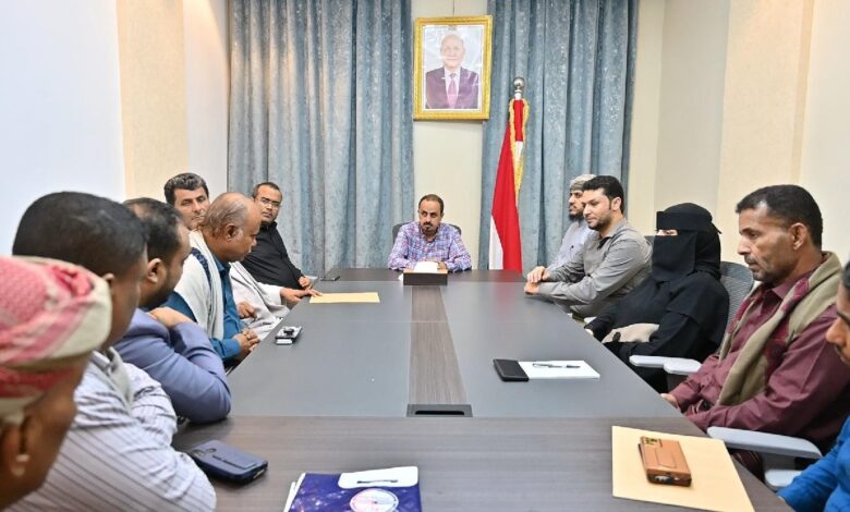 The Minister of Information meets with journalists in Al-Mahra, urging support for local government efforts.