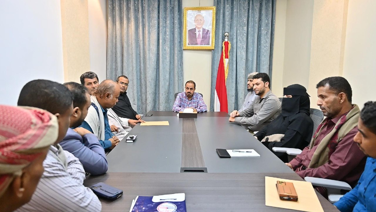 The Minister of Information meets with journalists in Al-Mahra, urging support for local government efforts.