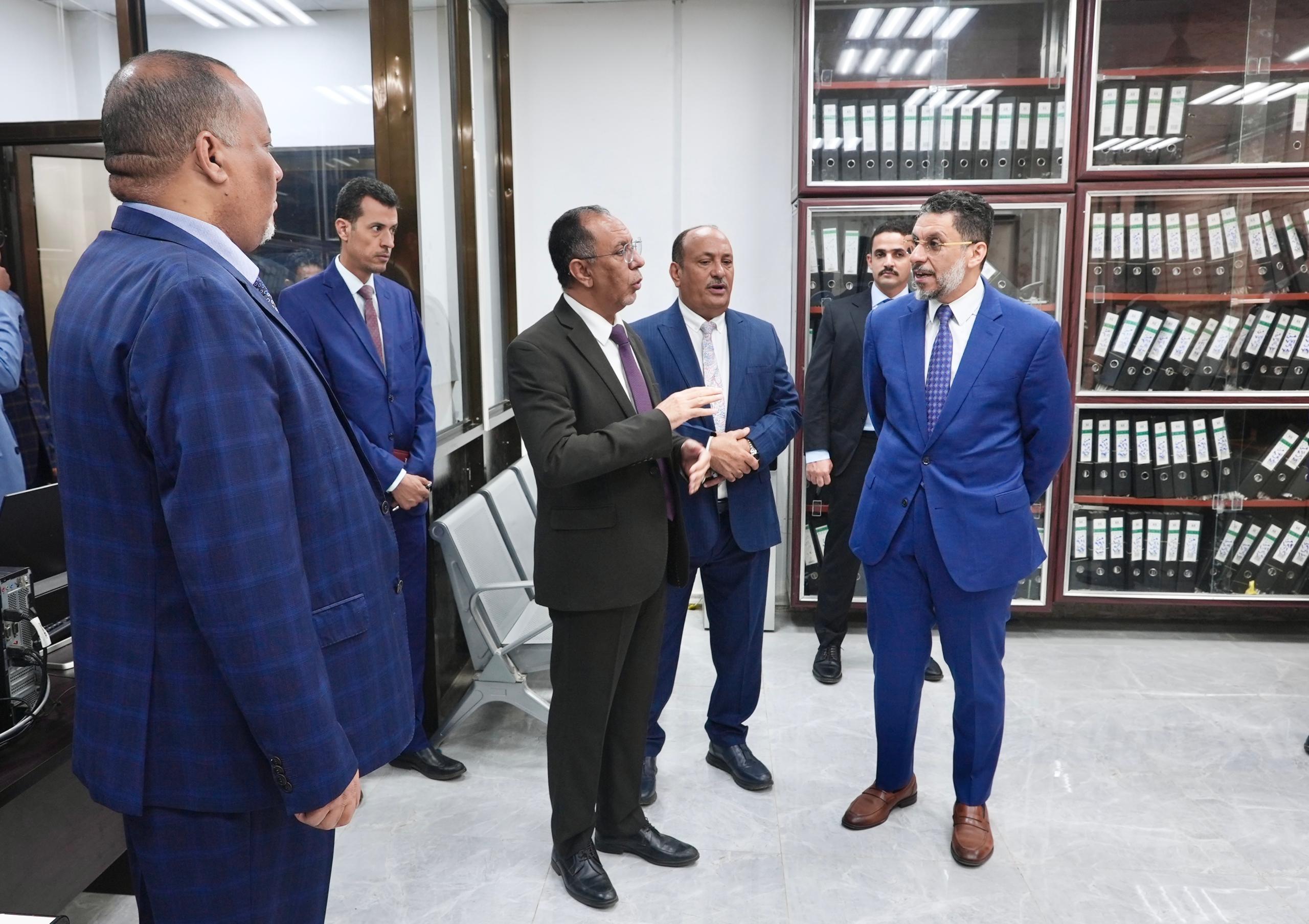 The Prime Minister visits the Ministry of Industry and Trade, urging continued simplification of procedures and services for the private sector.