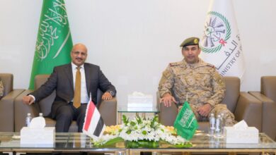 Yemeni Presidential Leadership Council member Brigadier General Tariq Saleh meets with the commander of joint forces.