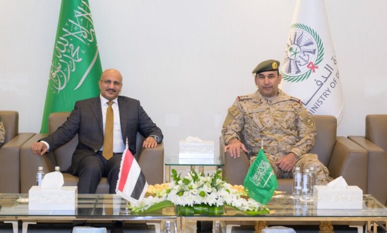 Yemeni Presidential Leadership Council member Brigadier General Tariq Saleh meets with the commander of joint forces.