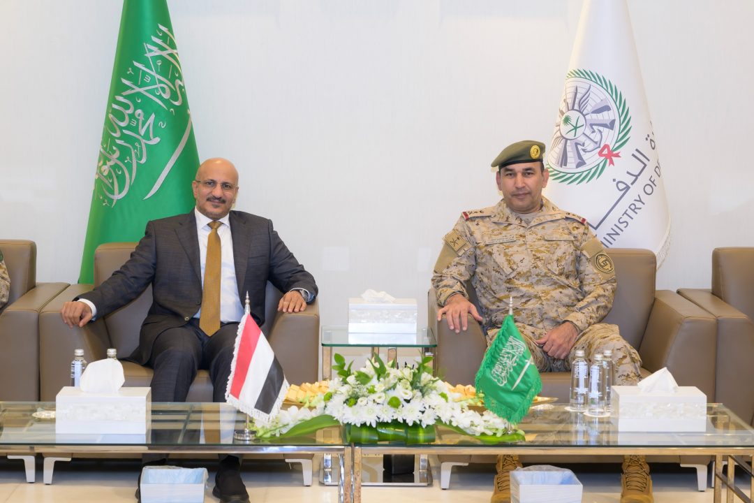 Yemeni Presidential Leadership Council member Brigadier General Tariq Saleh meets with the commander of joint forces.