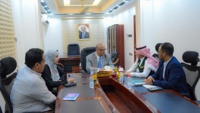 A meeting in Aden discusses the progress of projects implemented by the Saudi program.