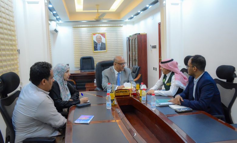 A meeting in Aden discusses the progress of projects implemented by the Saudi program.