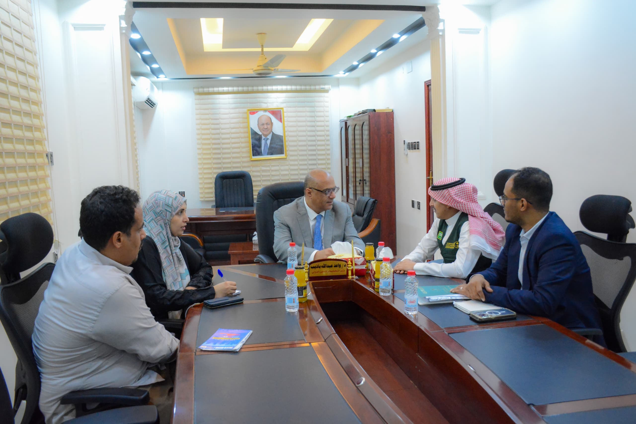 A meeting in Aden discusses the progress of projects implemented by the Saudi program.