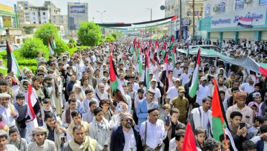 A public demonstration in Marib condemns ongoing occupation crimes in Gaza and calls for international action to halt them.