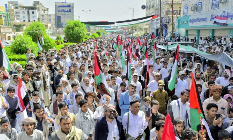 A public demonstration in Marib condemns ongoing occupation crimes in Gaza and calls for international action to halt them.