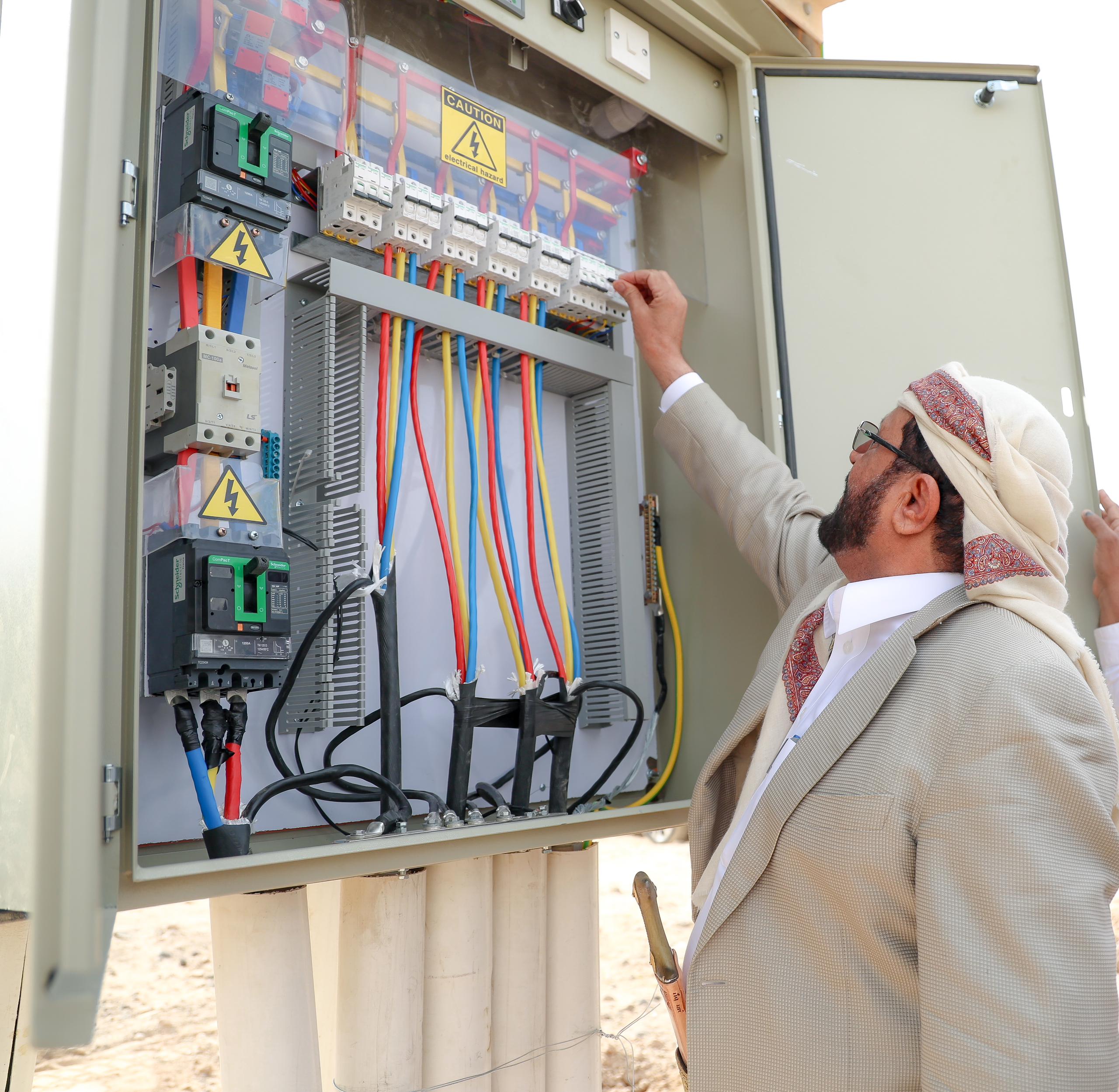 Al-Aradah concludes the second phase of the street lighting project in several areas of Marib city.