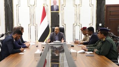 Governor of Hadhramaut discusses ways to enhance cooperation in capacity building with a delegation from the UN High Commissioner.