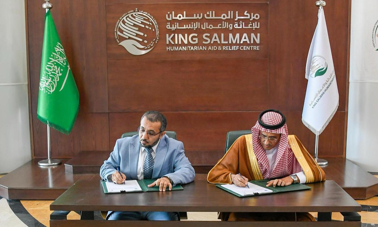 King Salman Relief Center signs a cooperation agreement to establish a housing complex for displaced persons in Hajjah.