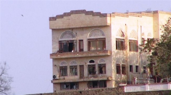 Sana'a: Houthi militia attempts to seize multiple homes owned by the Al-Ahmar family.