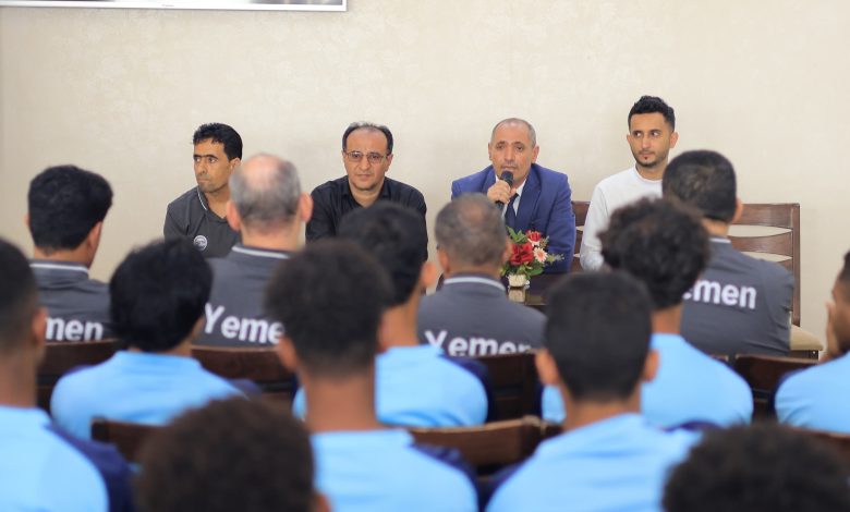 The Deputy Governor of Taiz meets with the national football team delegation.