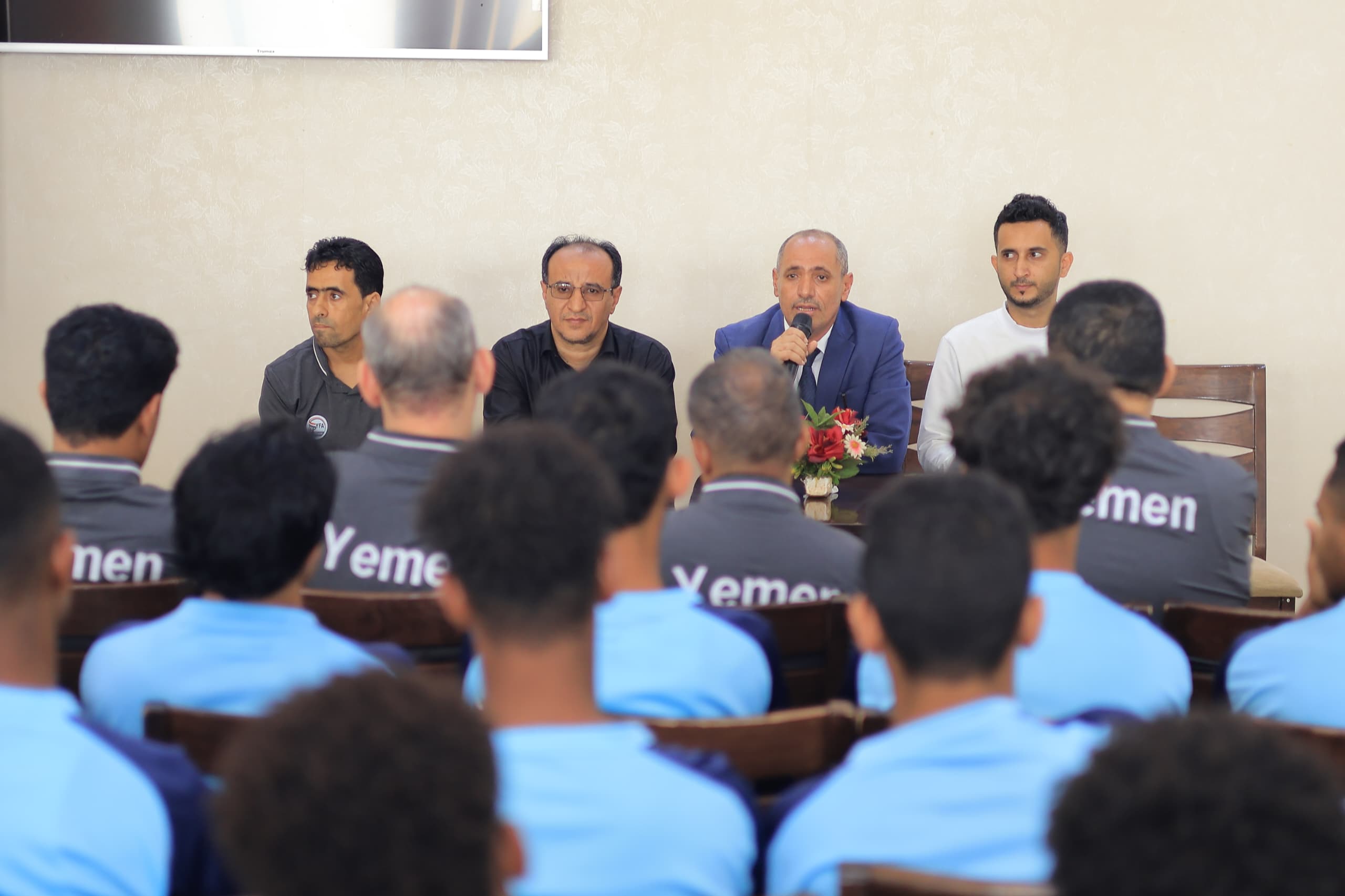 The Deputy Governor of Taiz meets with the national football team delegation.