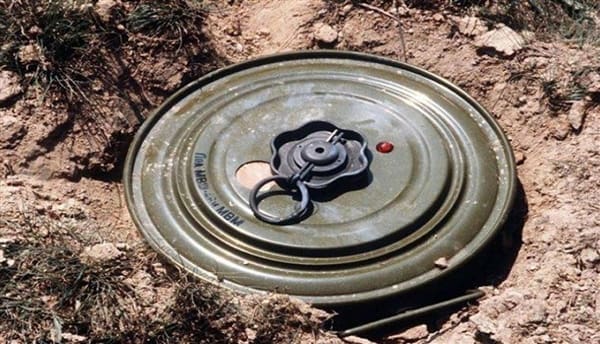 A citizen was injured by a landmine explosion left by Houthi militia in Al-Mokha.