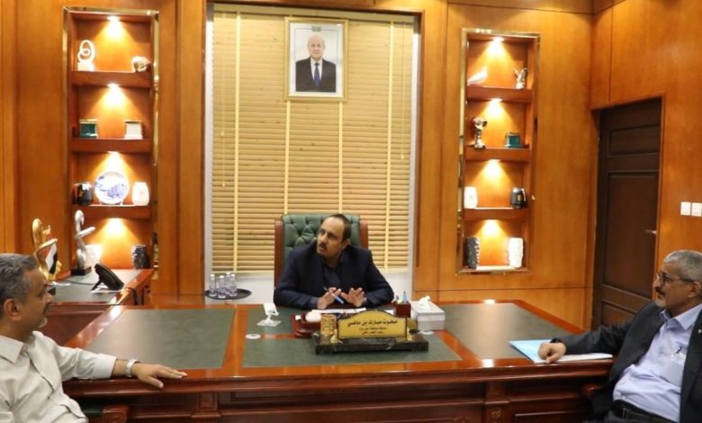 Governor of Hadramout praises customs measures at Al-Wadiah land port.