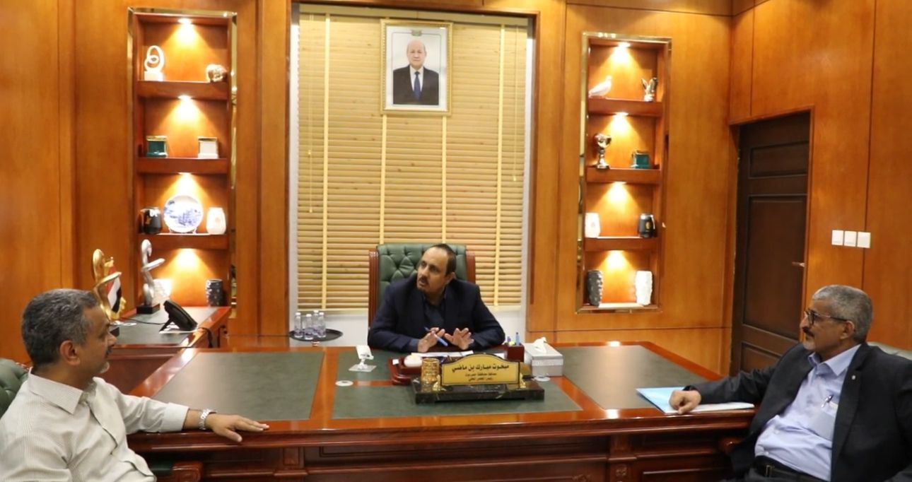 Governor of Hadramout praises customs measures at Al-Wadiah land port.