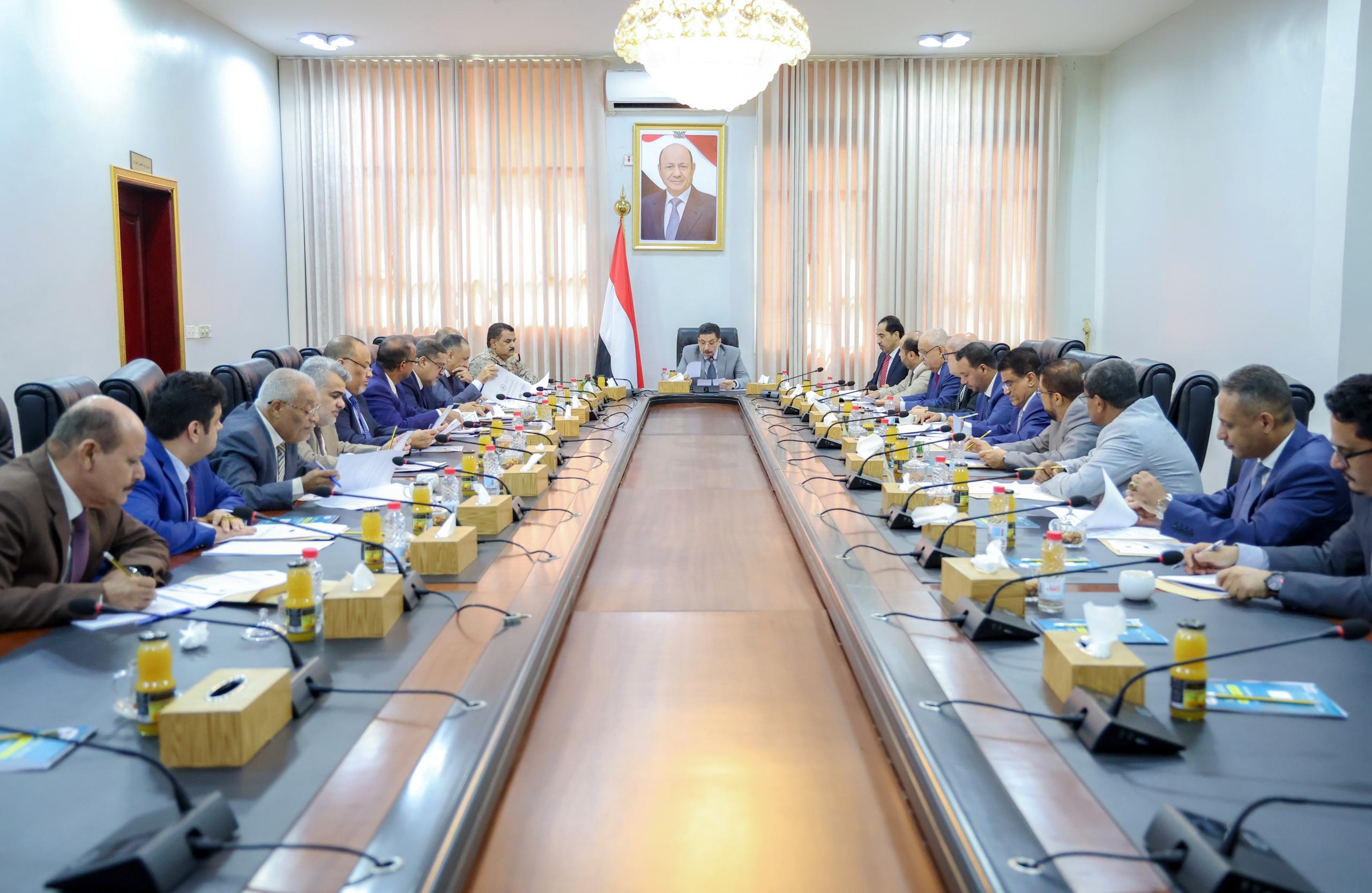 The Cabinet approves the government's economic plan for urgent priorities in an extraordinary meeting.