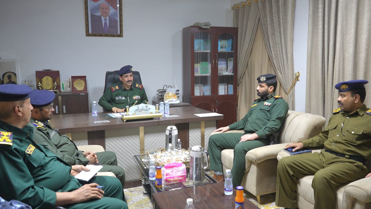 The Interior Minister inspects operations at the Valley and Desert Police Department in Hadramaut.