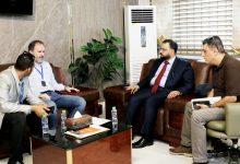 The Minister of Public Works discusses road project implementation in Yemen with the UNOPS project director.