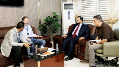 The Minister of Public Works discusses road project implementation in Yemen with the UNOPS project director.