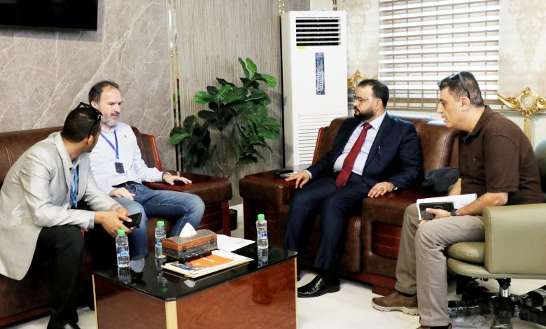 The Minister of Public Works discusses road project implementation in Yemen with the UNOPS project director.