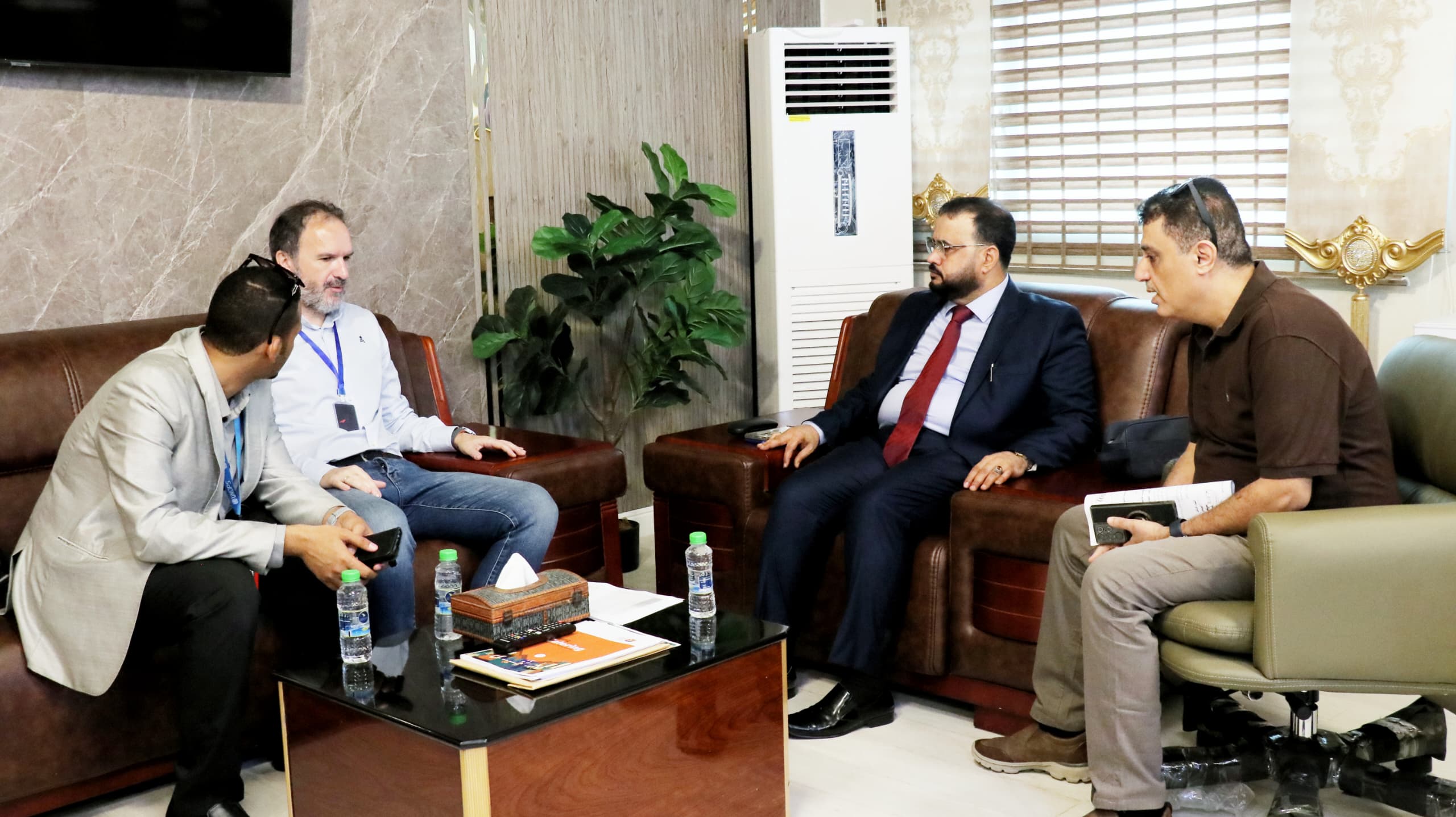 The Minister of Public Works discusses road project implementation in Yemen with the UNOPS project director.