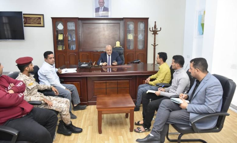 The Taiz governor discusses issues concerning the status of martyrs and the wounded.