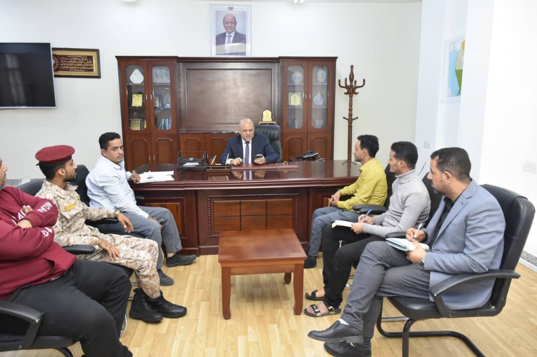 The Taiz governor discusses issues concerning the status of martyrs and the wounded.