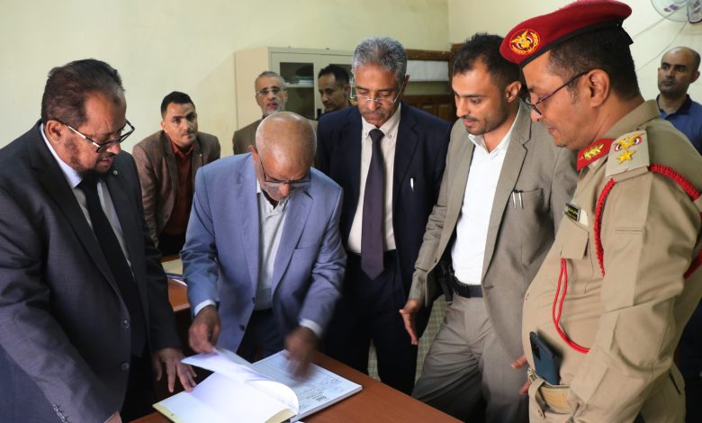 The head of the Judicial Inspection Authority continues visits to Taiz courts and public prosecutions, inspecting the central prison.