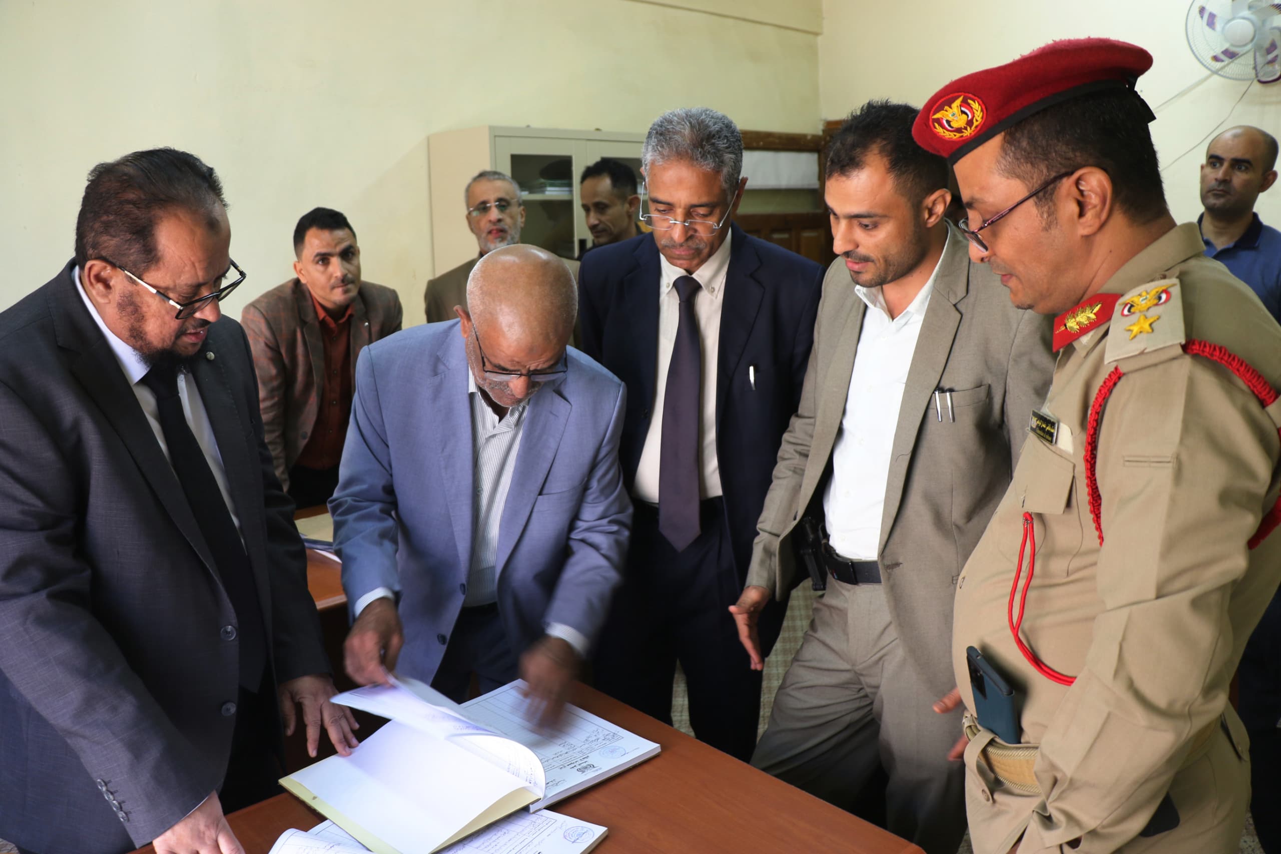 The head of the Judicial Inspection Authority continues visits to Taiz courts and public prosecutions, inspecting the central prison.