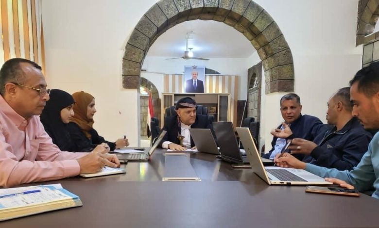 A meeting chaired by the Taiz governor discusses preparations for a workshop on water supply from Al-Hawban to the city.