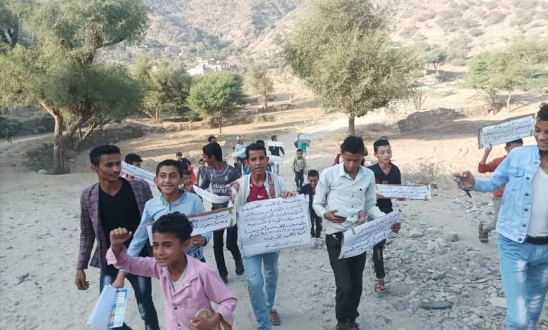 Houthi militia abducts dozens of students protesting the removal of their school principal in Ibb.