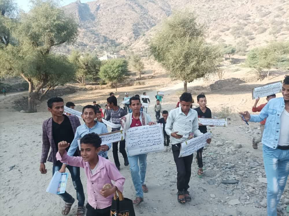 Houthi militia abducts dozens of students protesting the removal of their school principal in Ibb.