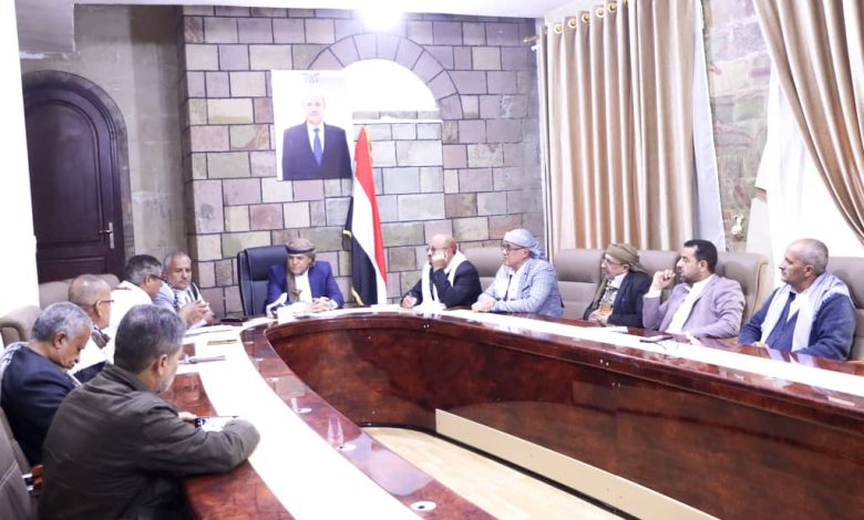 Meeting in Taiz approves addressing teachers' demands and resuming the educational process in the governorate.