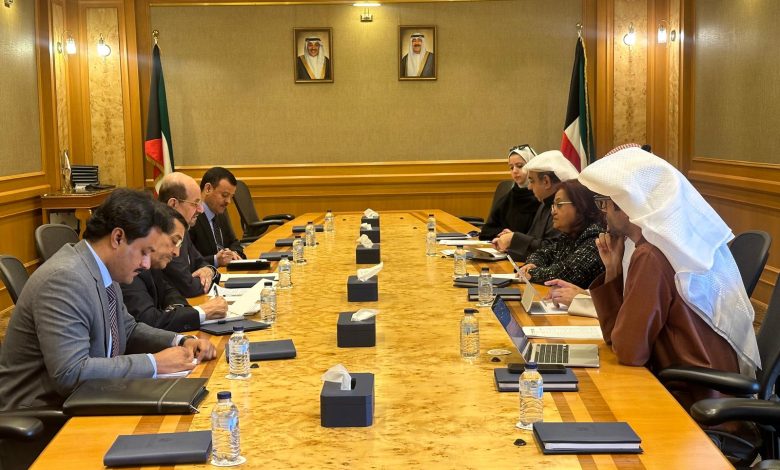 The Foreign Minister discusses funding for development projects in Yemen with the Kuwait Fund.