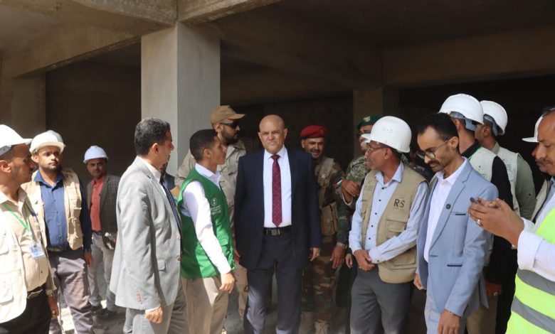 The Taiz governor inspects the health complex project and inaugurates the Standards Authority office.