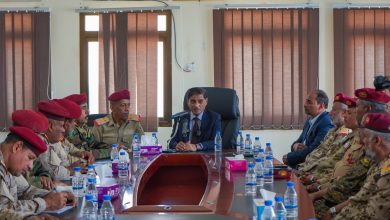 Council member Al-Bahssani meets with the Second Military Region leadership and inspects the military hospital in Mukalla.