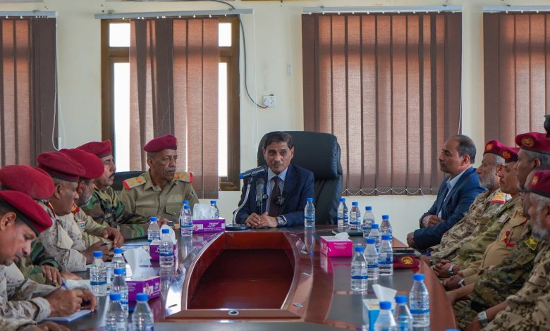 Council member Al-Bahssani meets with the Second Military Region leadership and inspects the military hospital in Mukalla.